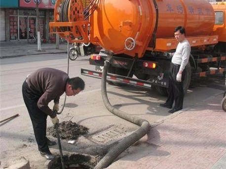 吊罗山乡清掏化粪池，健康生活从这里开始
